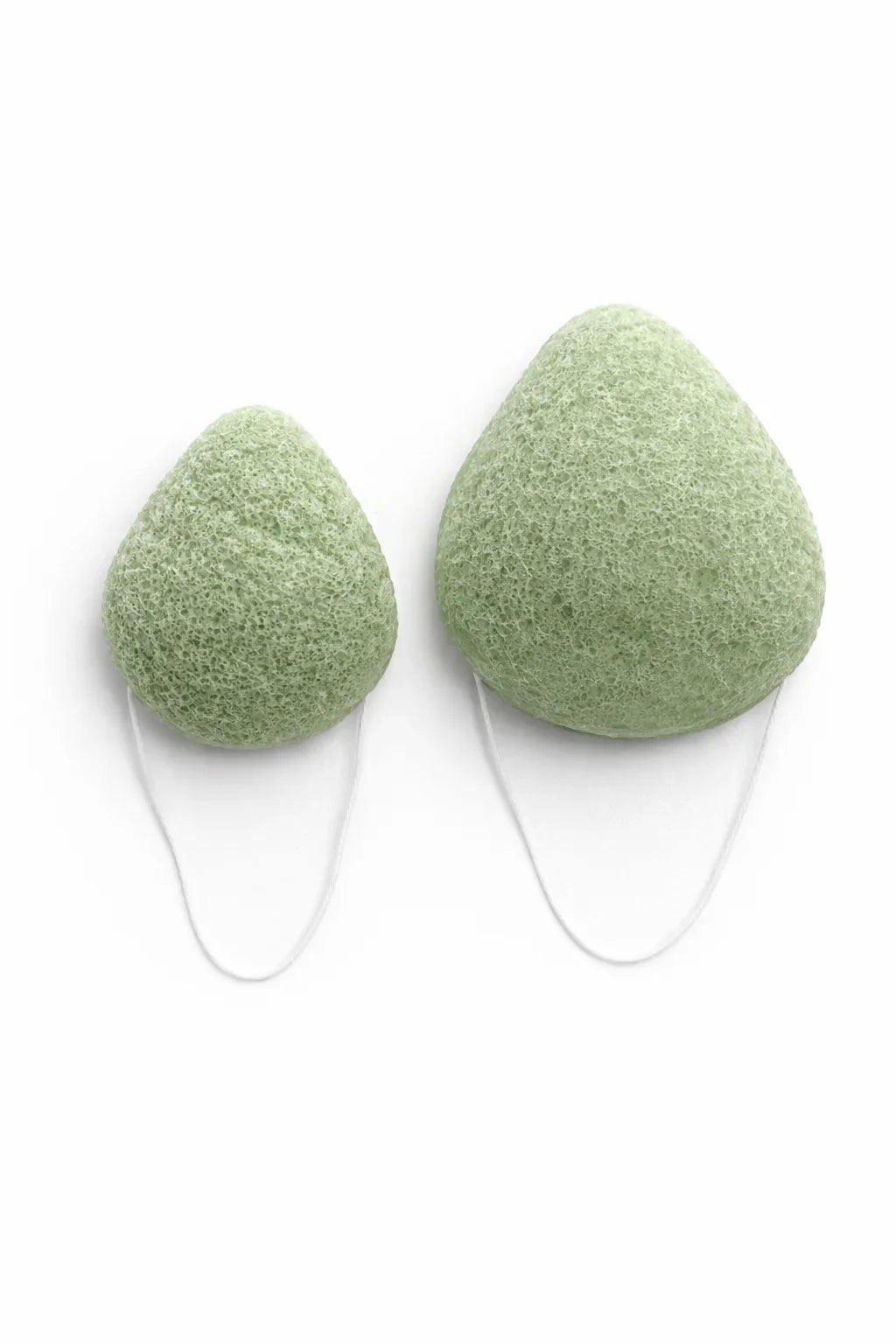 Seele & Bloom konjac sponge for gentle facial cleansing, soft natural texture, round shape, suitable for sensitive skin.